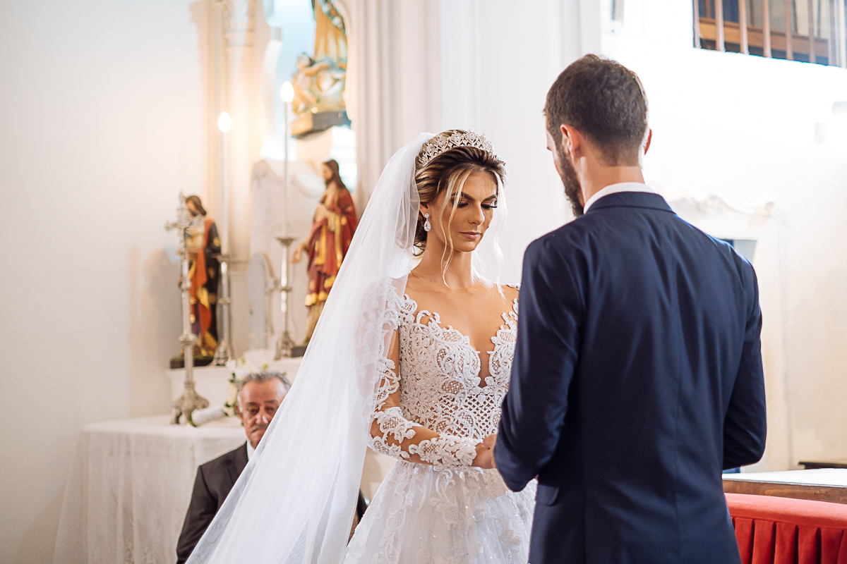 registro fotográfico do casamento de Flávia e Johnn, em Vitória-ES, por Schmitz Fotografia, fotógrafos de casamento no Espírito Santo, noivos no altar
