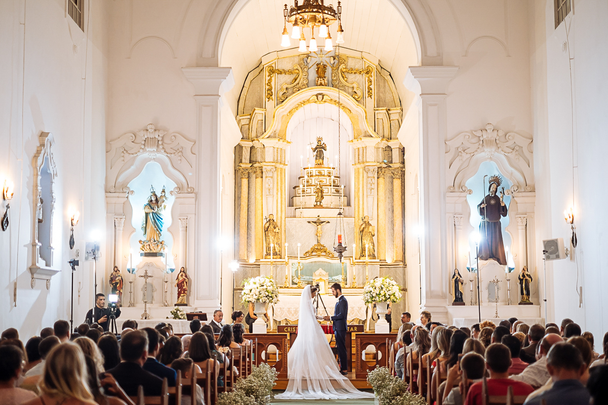 detalhe dos noivos no altar