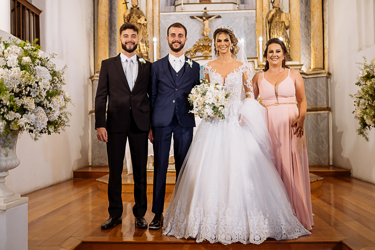 foto dos noivos com pais no altar