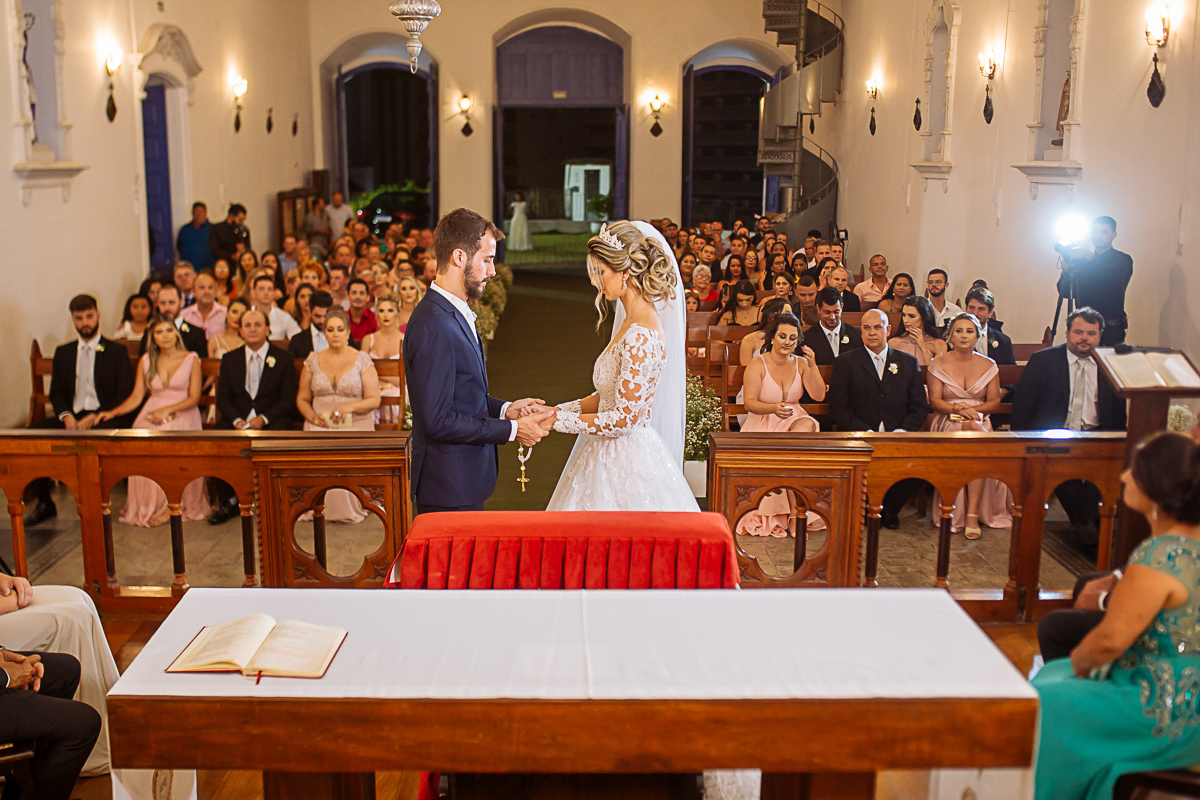registro fotográfico do casamento de Flávia e Johnn, em Vitória-ES, por Schmitz Fotografia, fotógrafos de casamento no Espírito Santo, noivos no altar