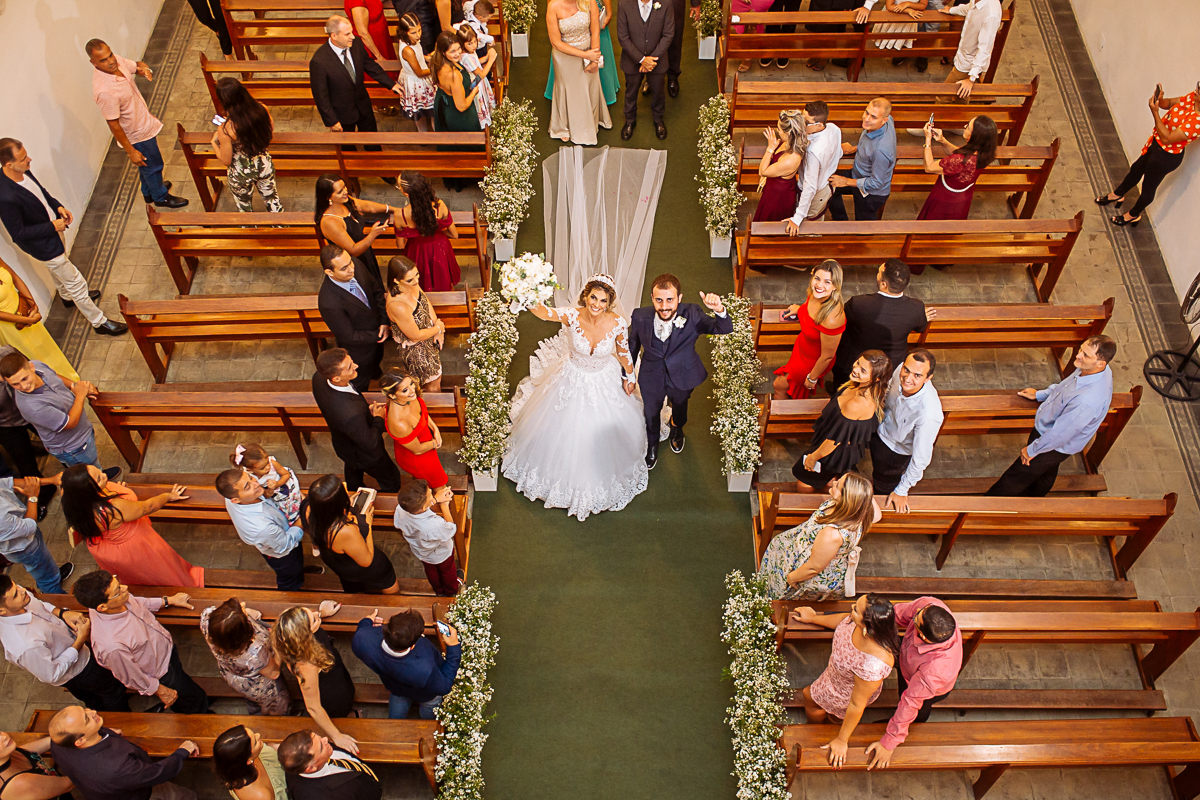 registro fotográfico do casamento de Flávia e Johnn, em Vitória-ES, por Schmitz Fotografia, fotógrafos de casamento no Espírito Santo,saída dos noivos da igreja