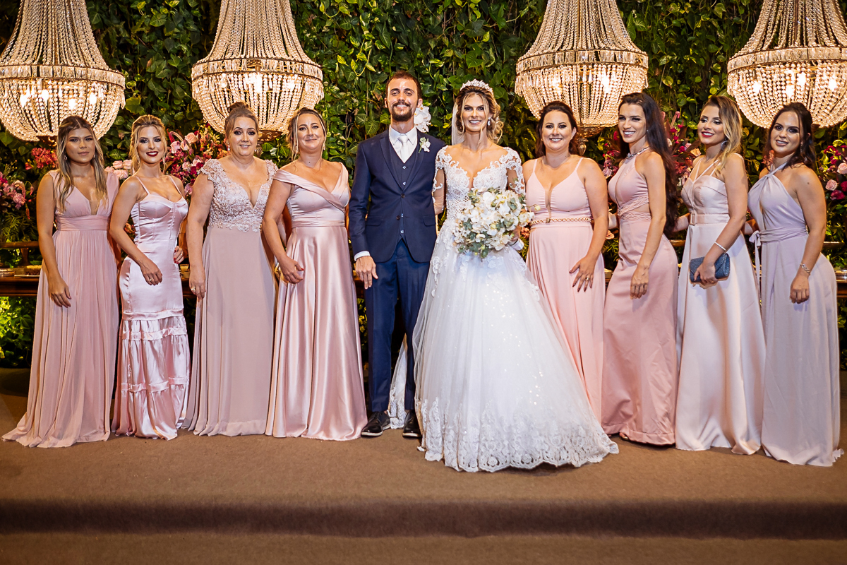 registro fotográfico do casamento de Flávia e Johnn, em Vitória-ES, por Schmitz Fotografia, fotógrafos de casamento no Espírito Santo, foto protocolar com madrinhas