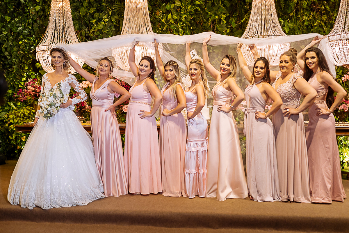 registro fotográfico do casamento de Flávia e Johnn, em Vitória-ES, por Schmitz Fotografia, fotógrafos de casamento no Espírito Santo,noiva com madrinhas