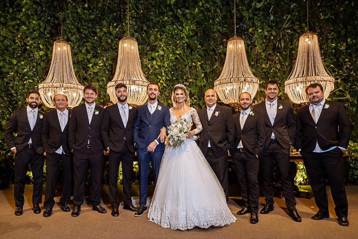 registro fotográfico do casamento de Flávia e Johnn, em Vitória-ES, por Schmitz Fotografia, fotógrafos de casamento no Espírito Santo, noiva com padrinhos