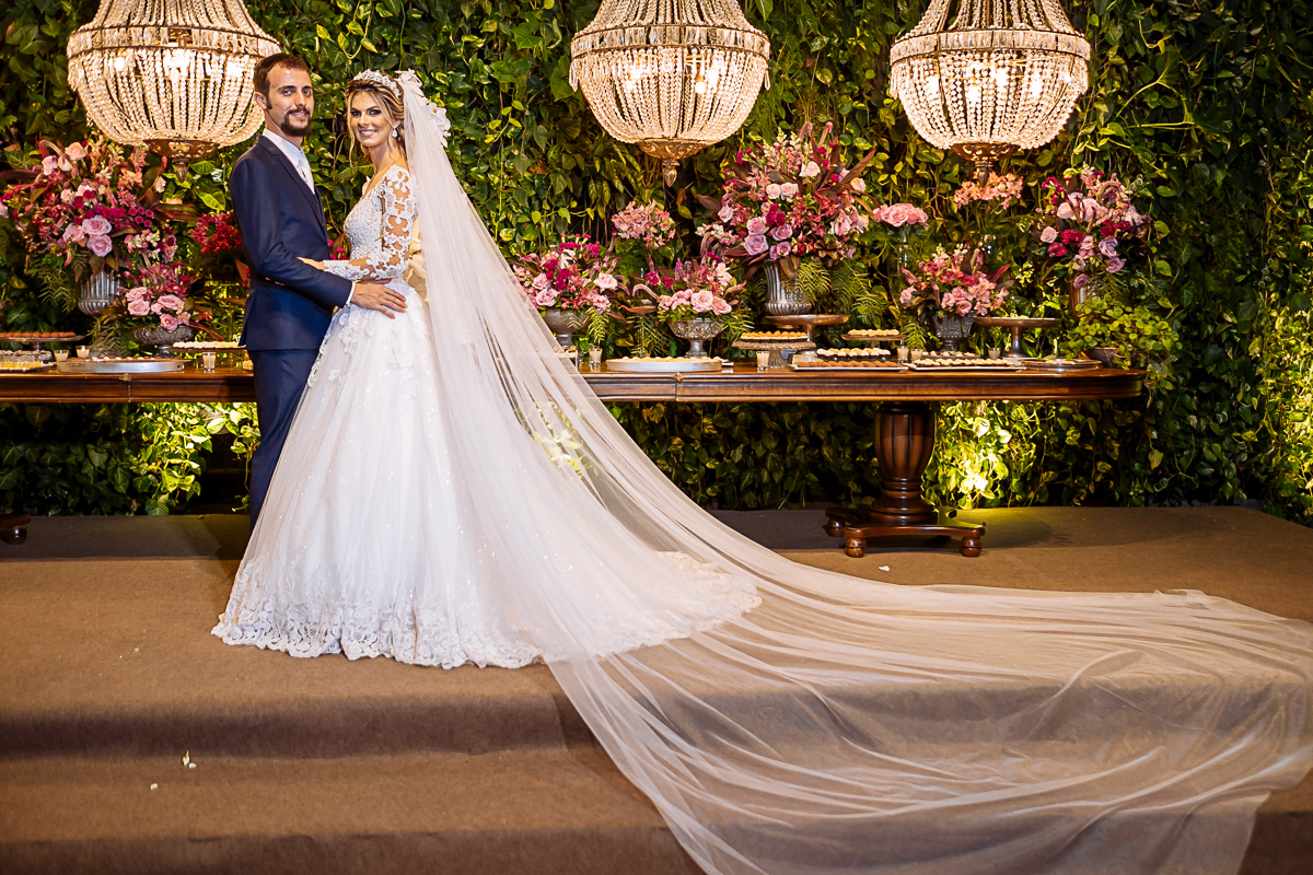 registro fotográfico do casamento de Flávia e Johnn, em Vitória-ES, por Schmitz Fotografia, fotógrafos de casamento no Espírito Santo, noivos na mesa do bolo