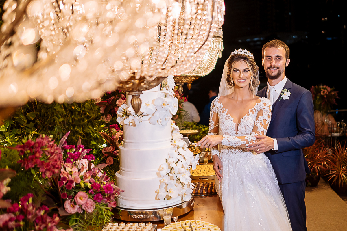 registro fotográfico do casamento de Flávia e Johnn, em Vitória-ES, por Schmitz Fotografia, fotógrafos de casamento no Espírito Santo, noivos cortando o bolo