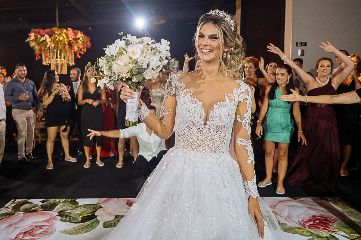 registro fotográfico do casamento de Flávia e Johnn, em Vitória-ES, por Schmitz Fotografia, fotógrafos de casamento no Espírito Santo, noiva jogando buquê