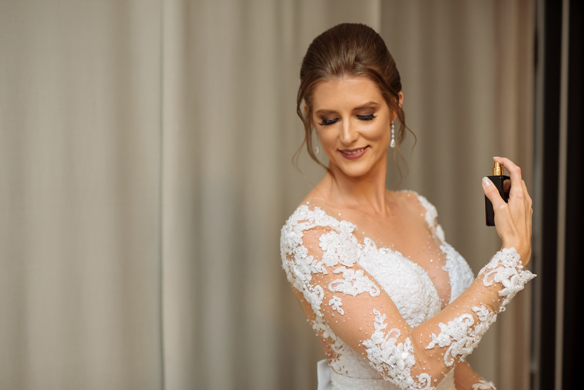 noiva colocando perfume