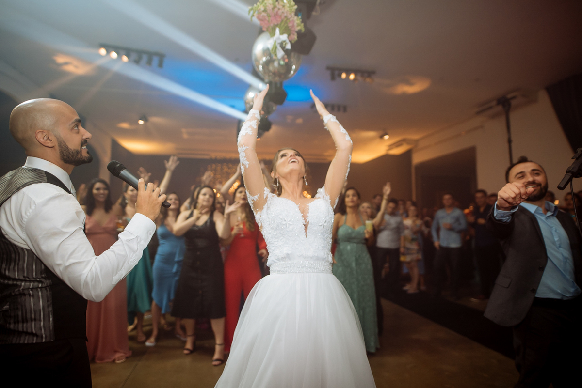 noiva jogando o bouquet