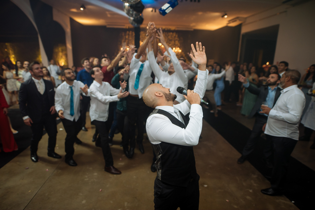 noivo jogando caixa de uisque