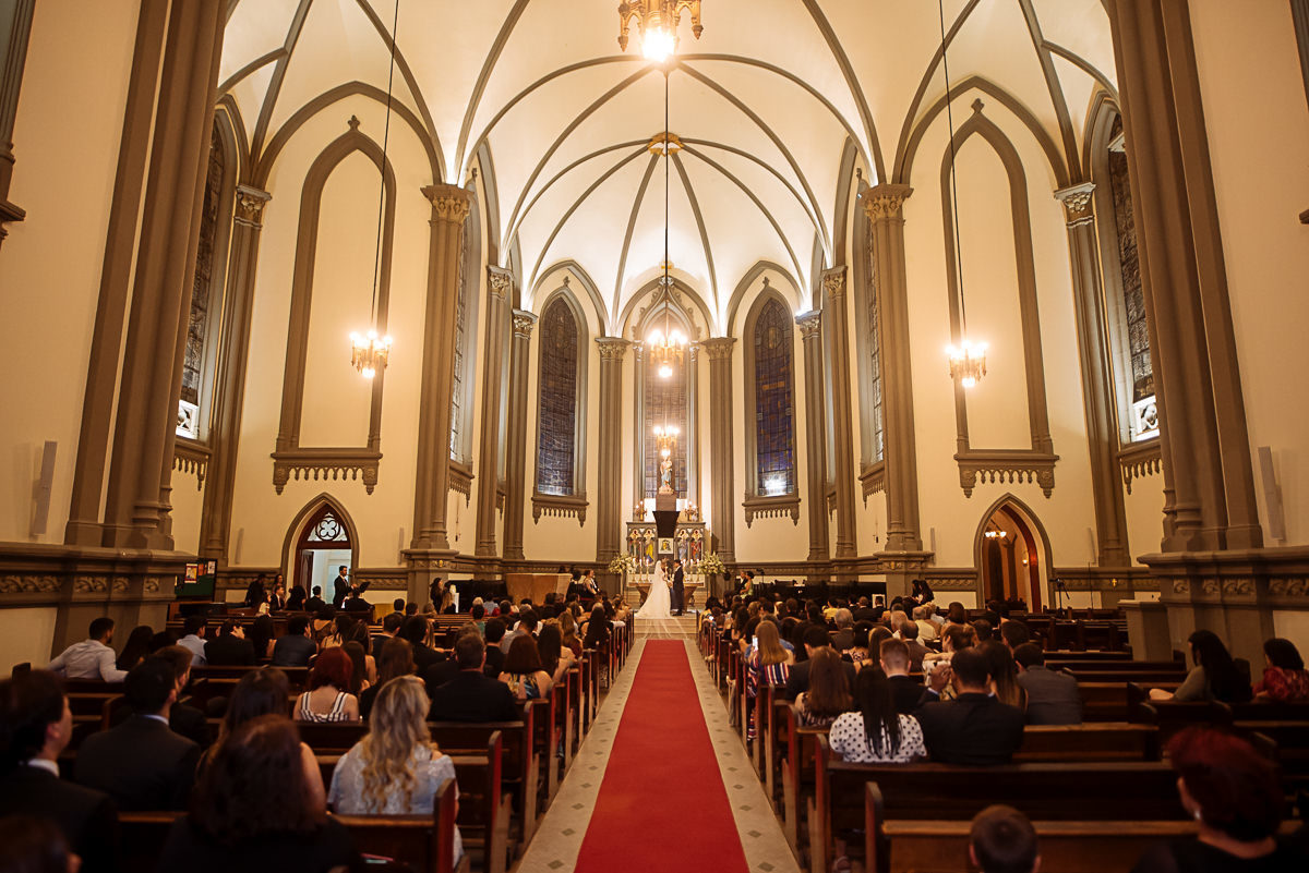 noivos na cerimônia