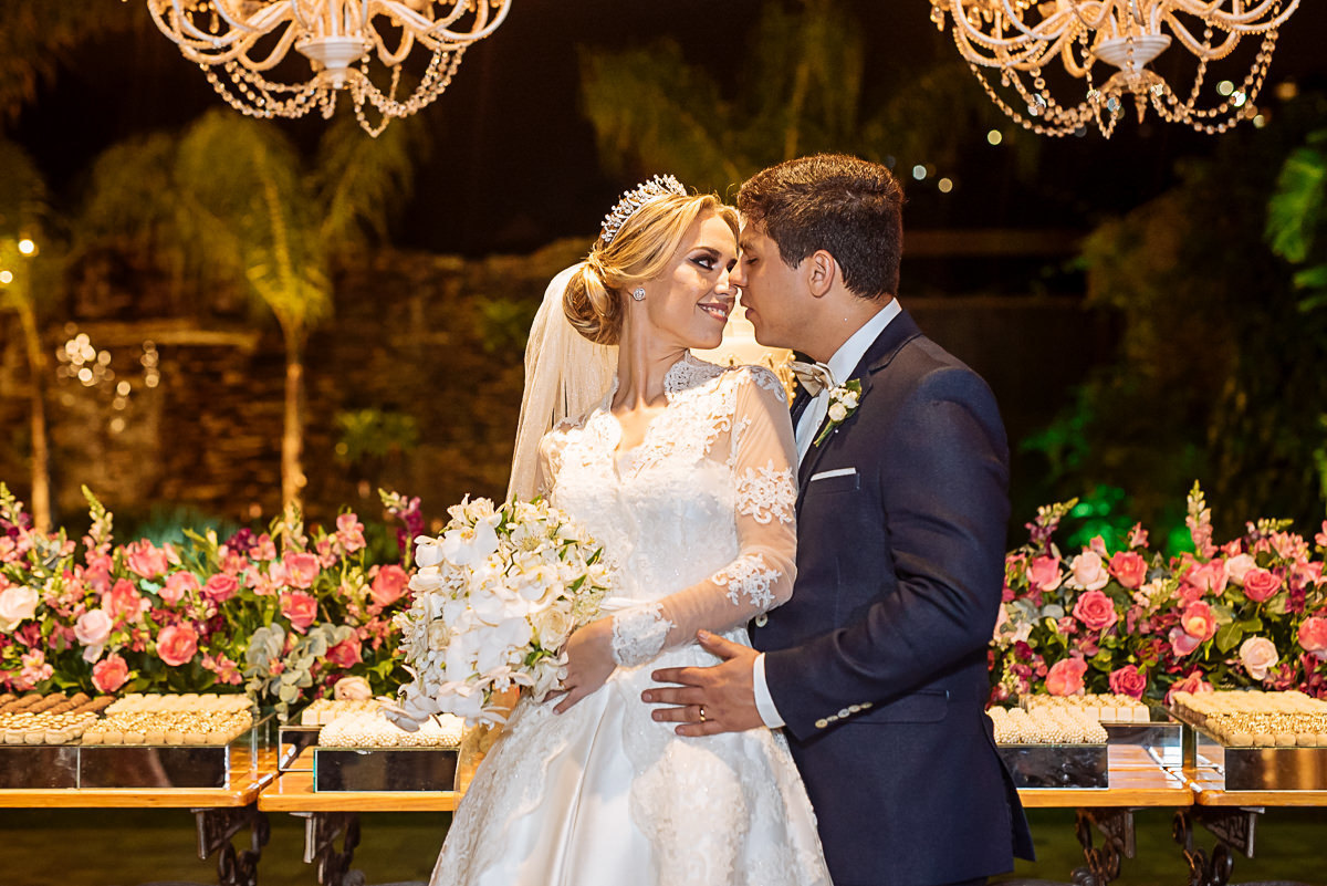 noivos na mesa do bolo