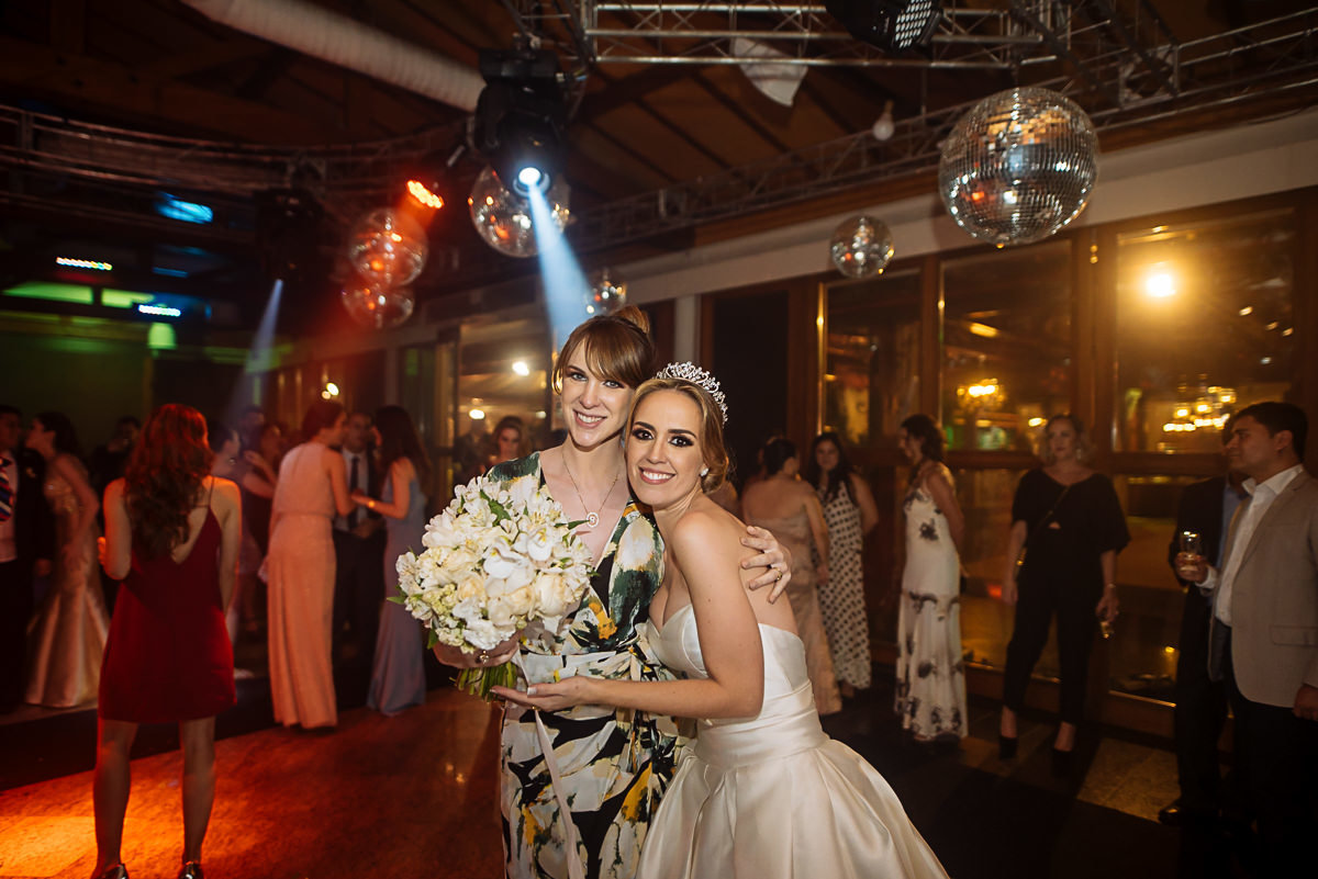 noiva com a pessoa que pegou o bouquet