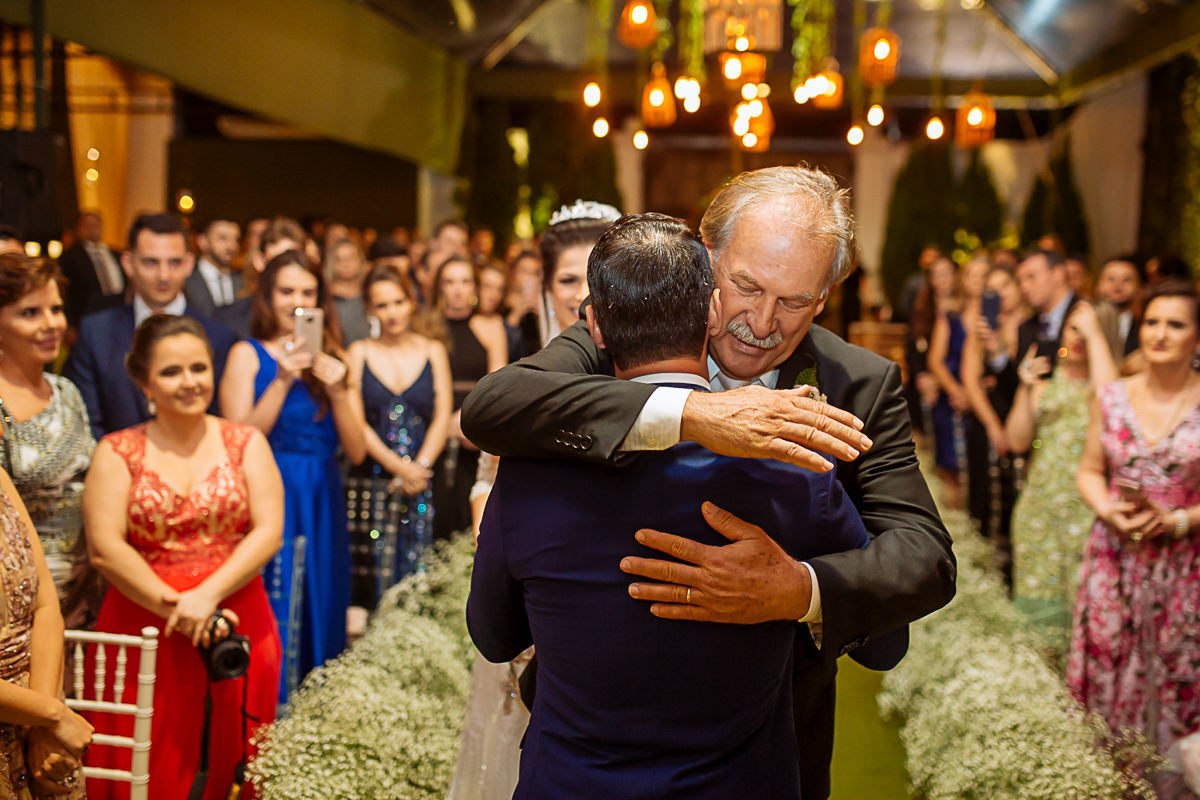 pai da noiva cumprimentando o noivo