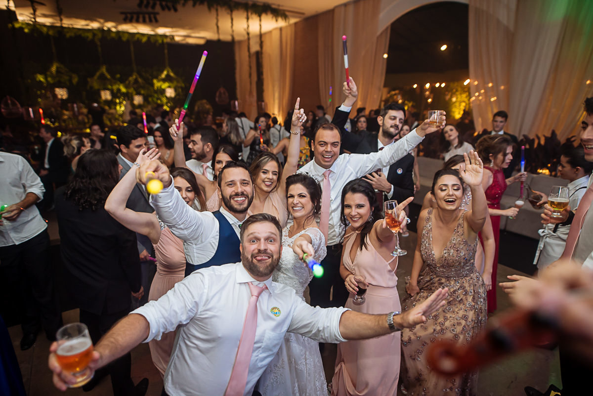 foto com convidados na pista de dança