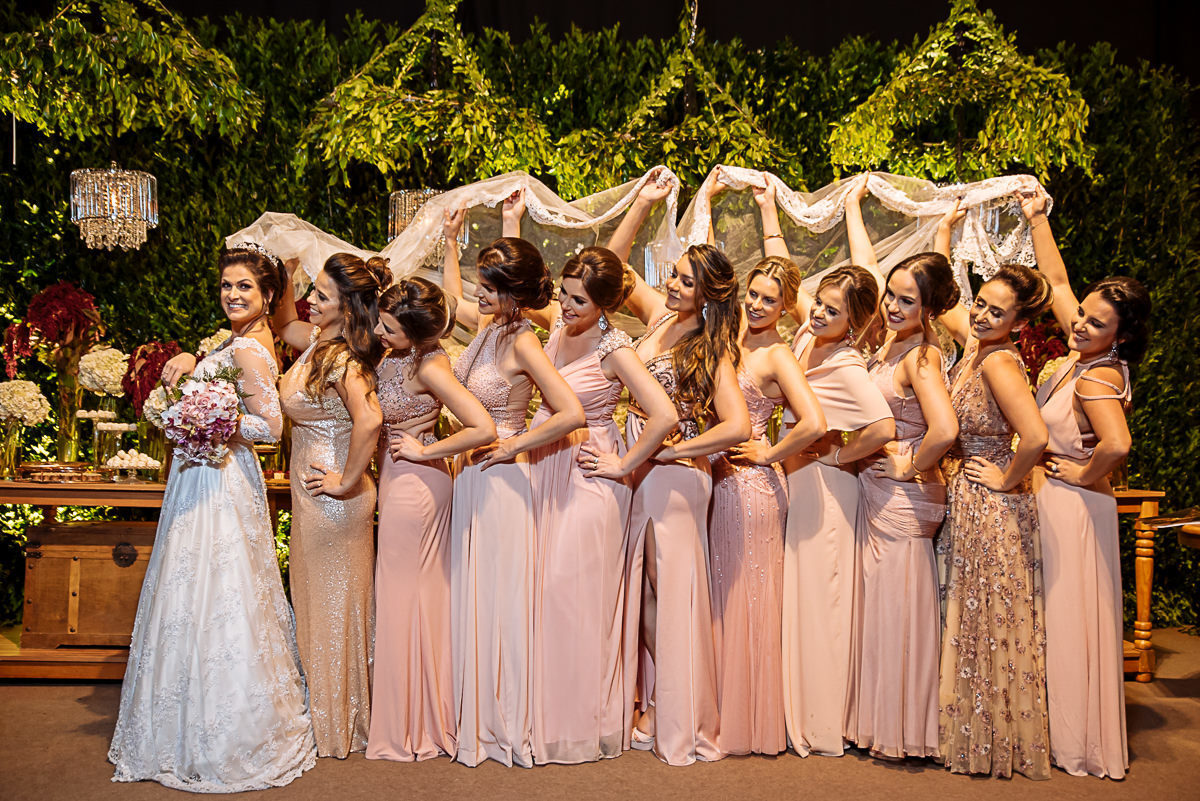 noiva com madrinhas na mesa do bolo