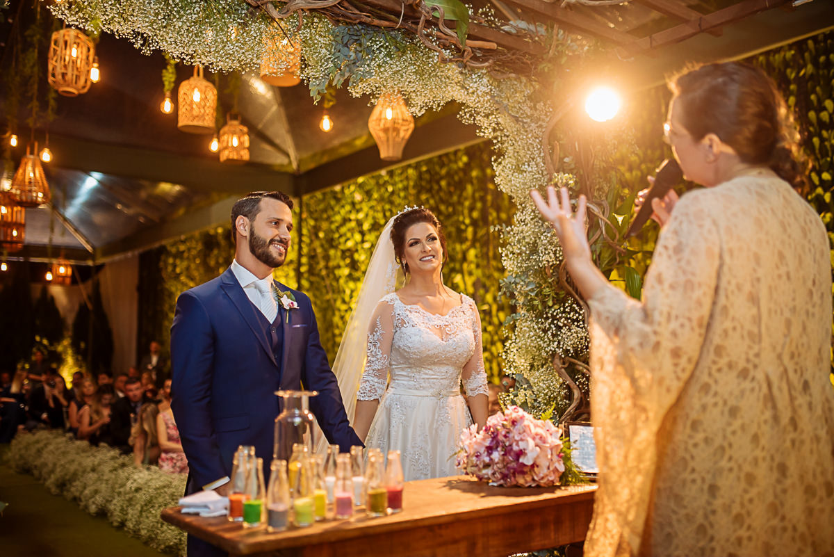 noivos com celebrante