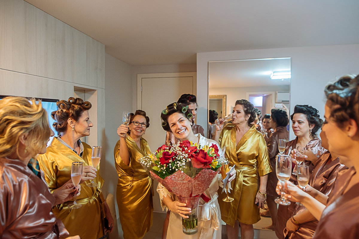 noiva recebendo bouquet de flores