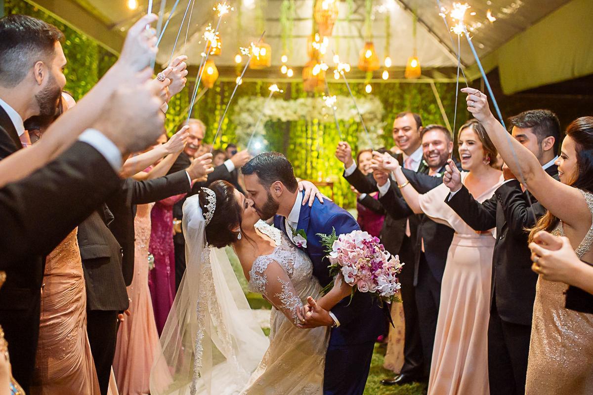 saída dos noivos com beijo