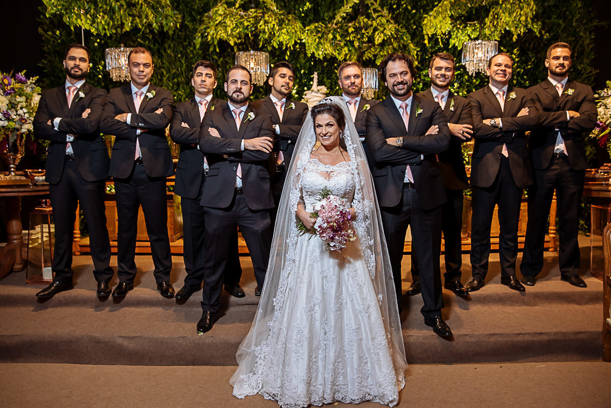 noiva com padrinhos na mesa do bolo