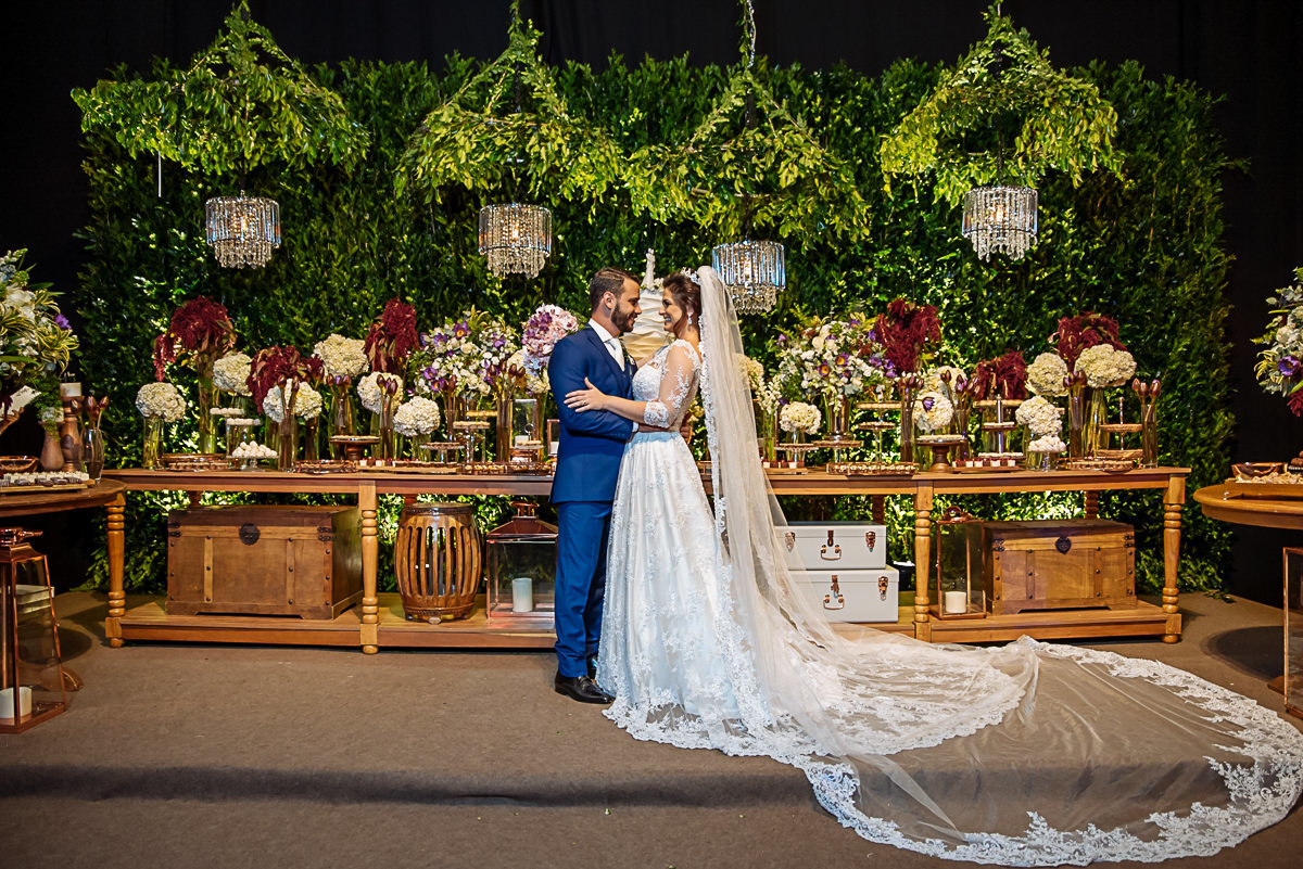 noivos na mesa do bolo