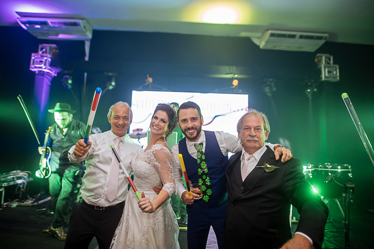 noivos na pista de dança