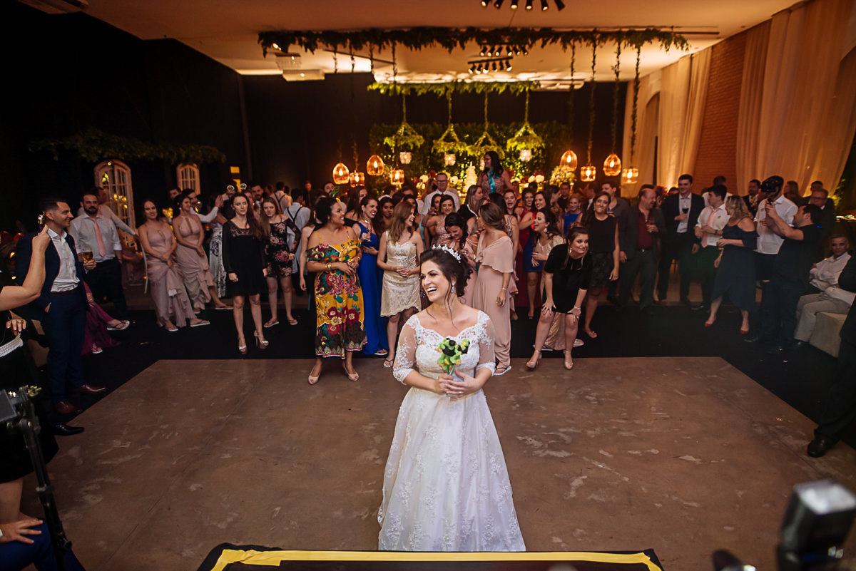 noiva se preparando para jogar o bouquet