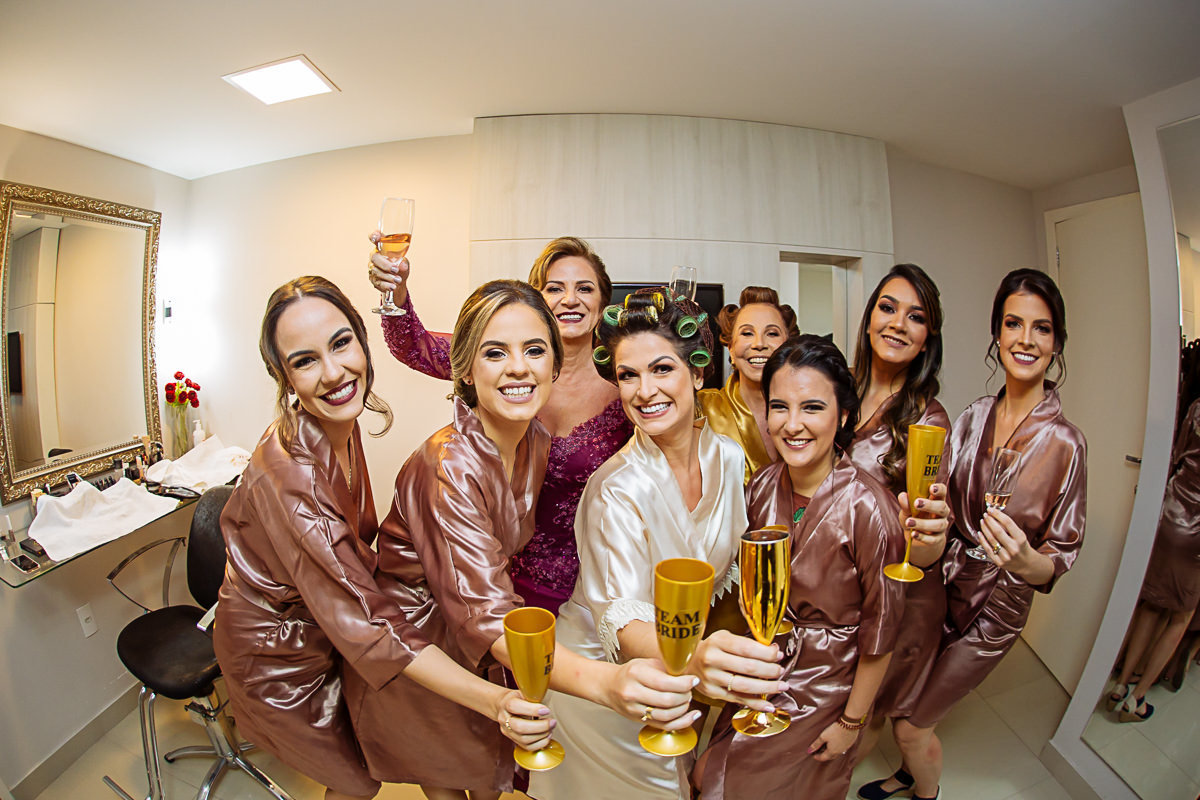 noiva brindando com as madrinhas