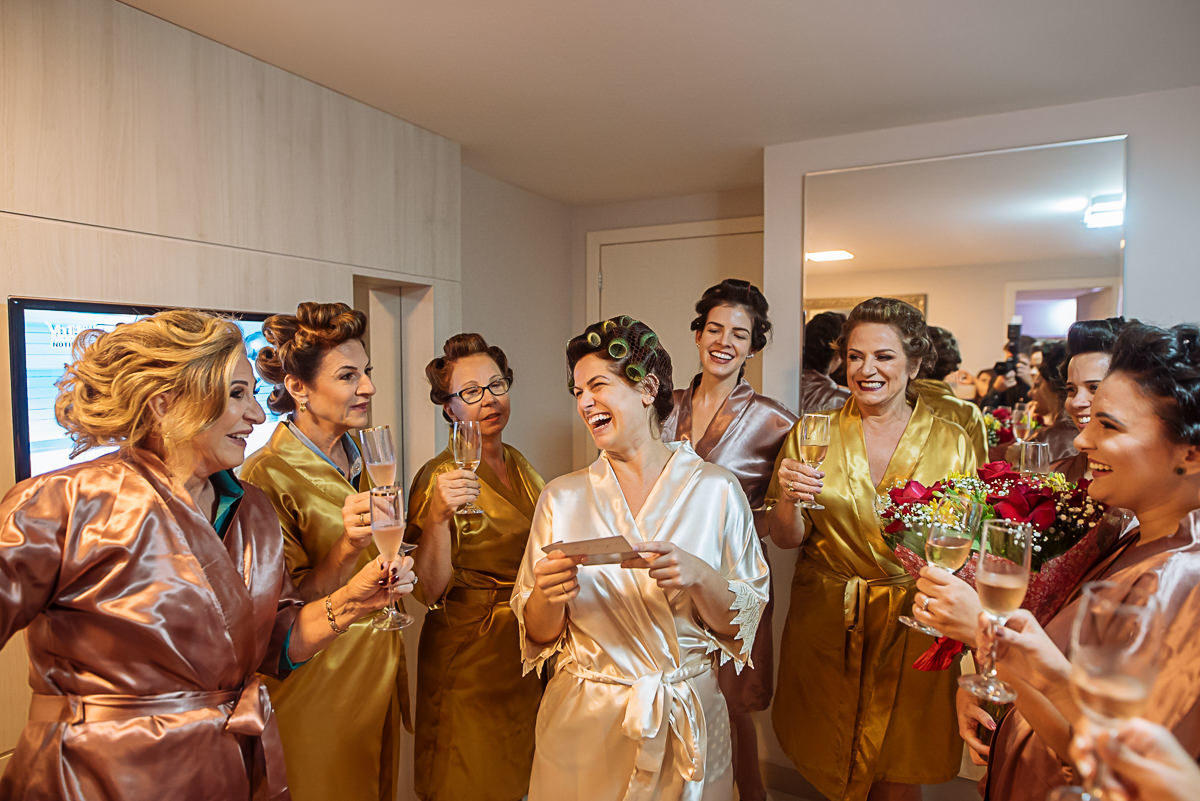 noiva comemorando com as madrinhas