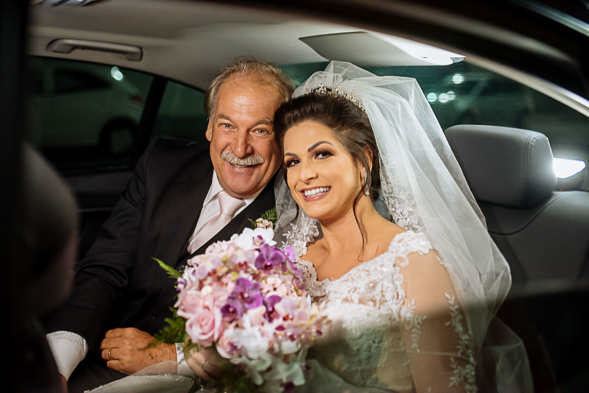 noiva no carro