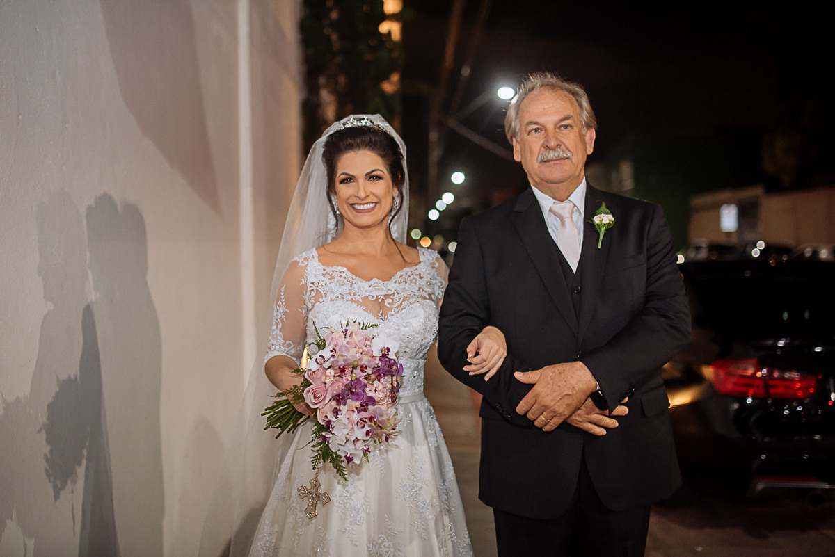noiva com pai antes de entrar para a cerimônia