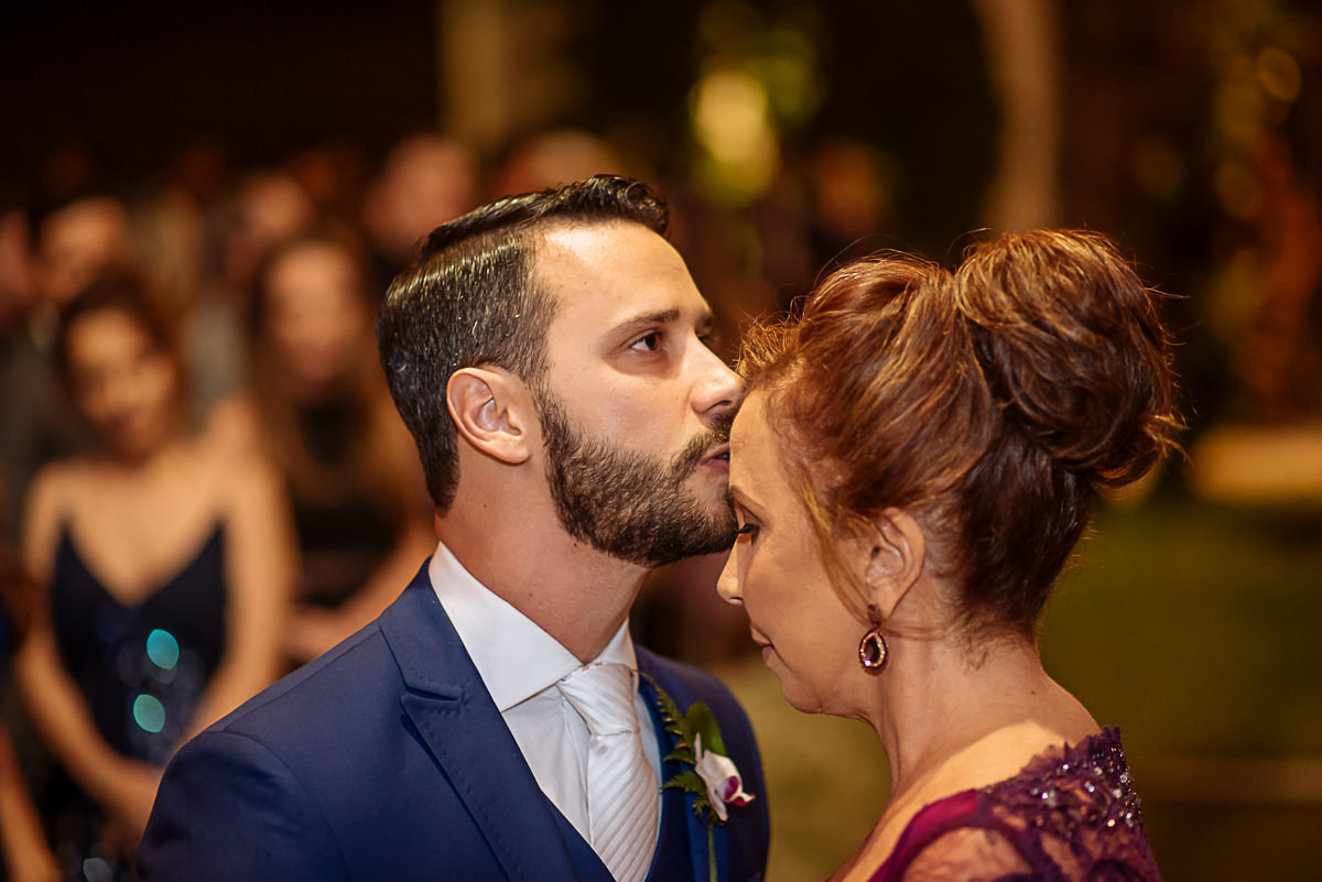 noivo beijando a mãe dele