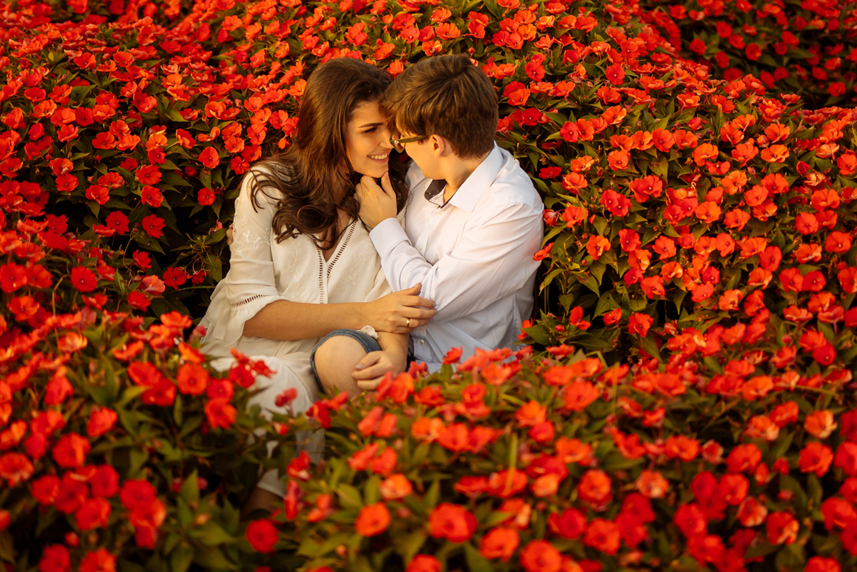 noivos no meio das flores
