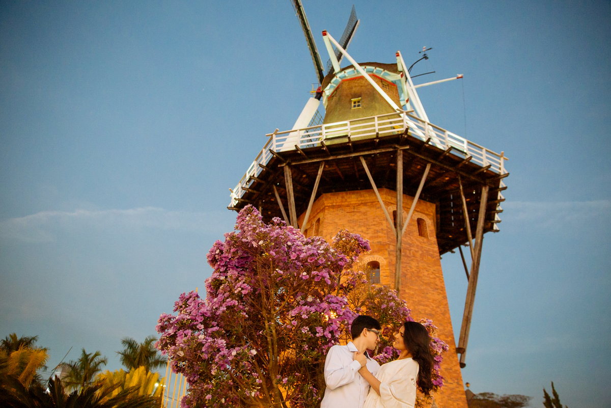 noivos em frente a um moinho