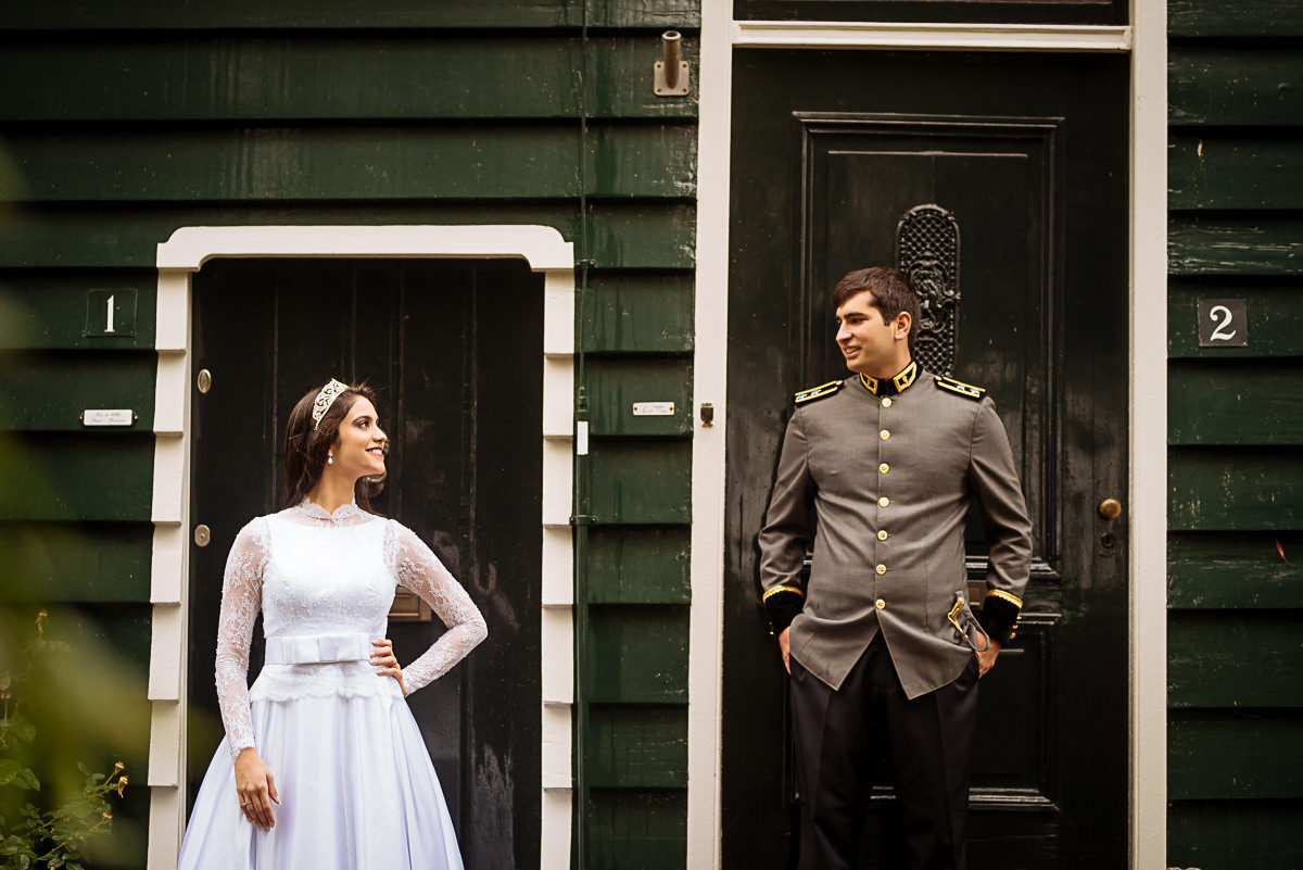 noivos em frente a duas portas