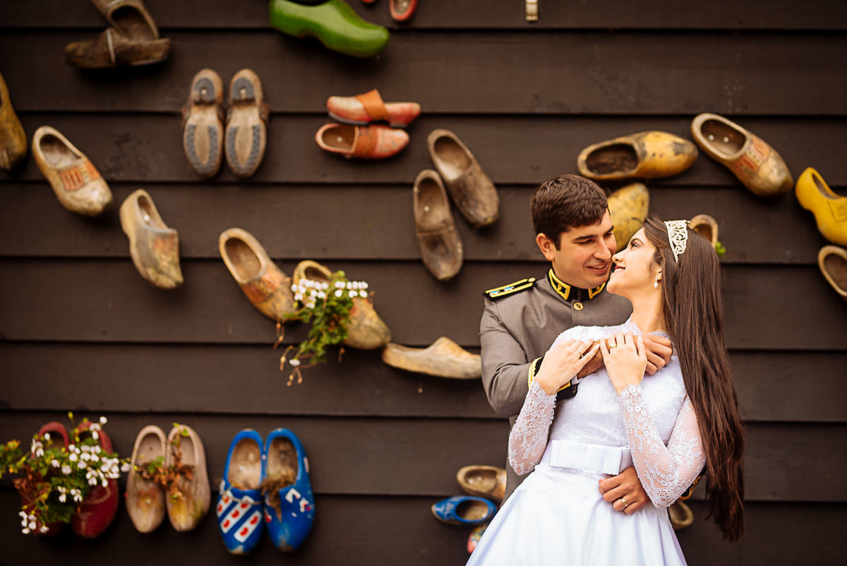noivos encostados na parede
