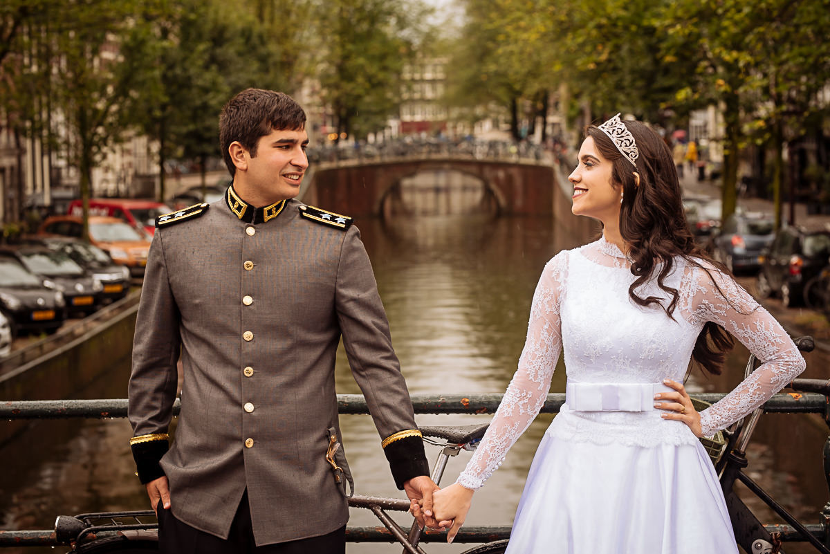 noivos de mãos dadas