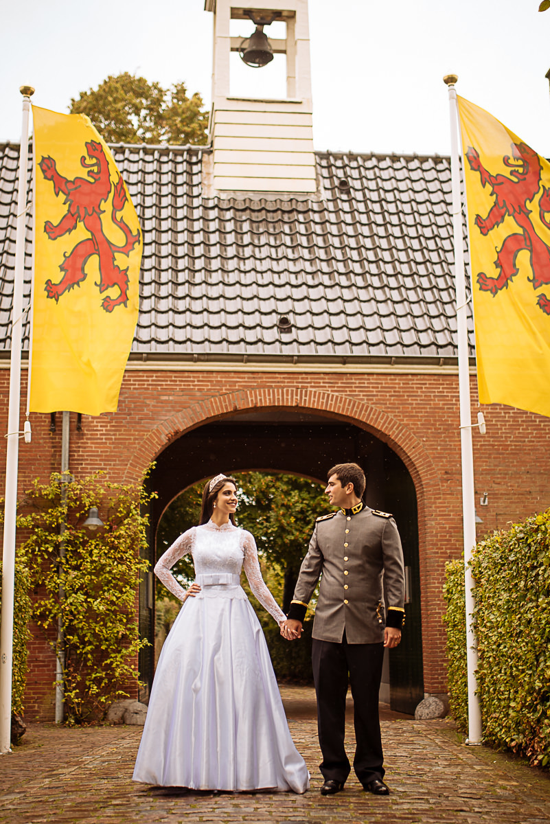 noivos olhando um para o outro