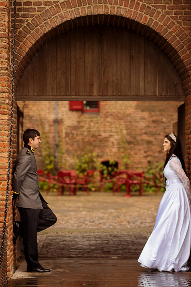 noivos posando para a foto