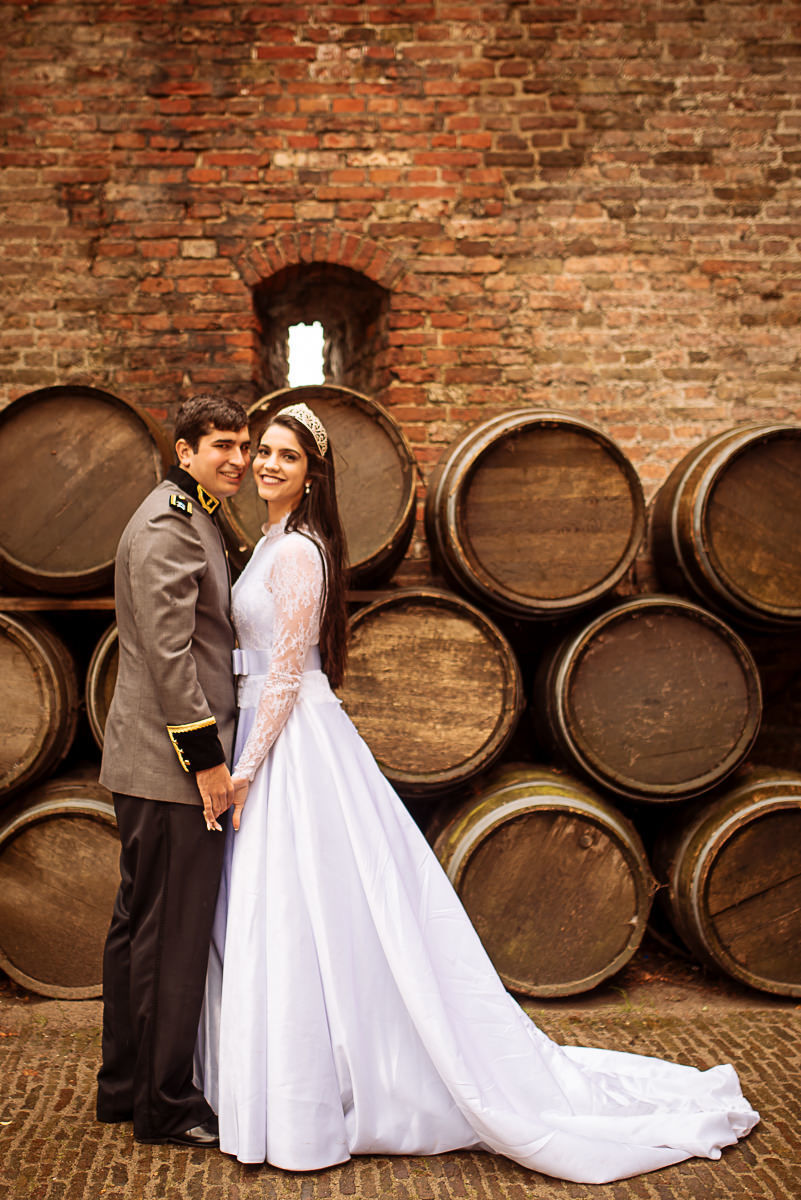 noivos olhando para a câmera