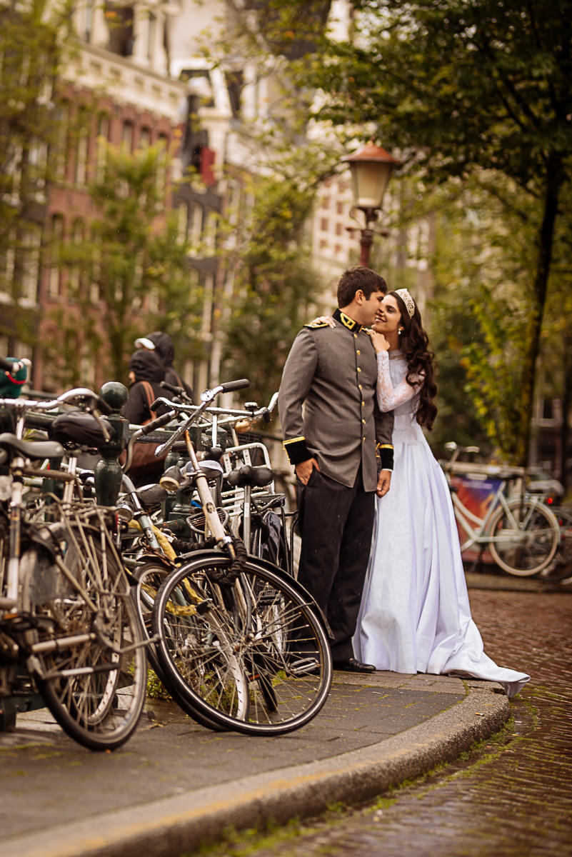 noivos perto de várias bicicletas