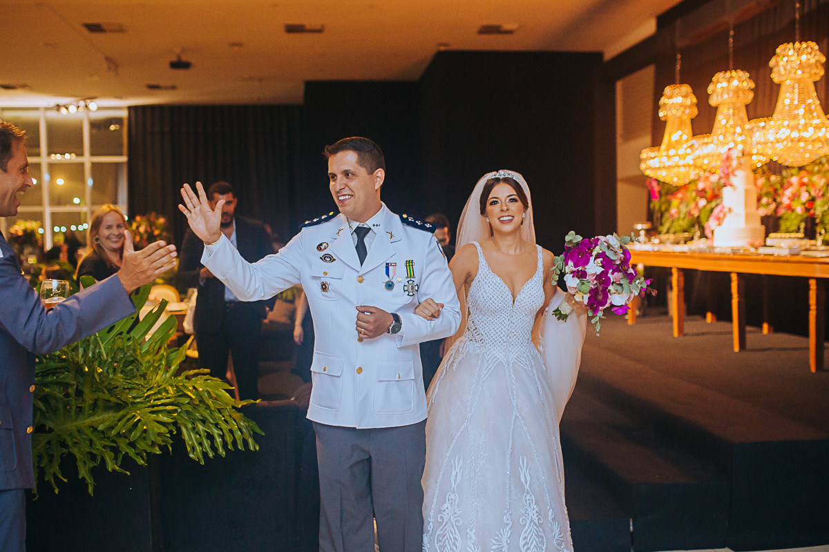fotografia de um casamento em Vitória-ES por Schmitz Fotografia, fotógrafo de casamento no Espírito Santo, entrada dos noivos no local da recepção