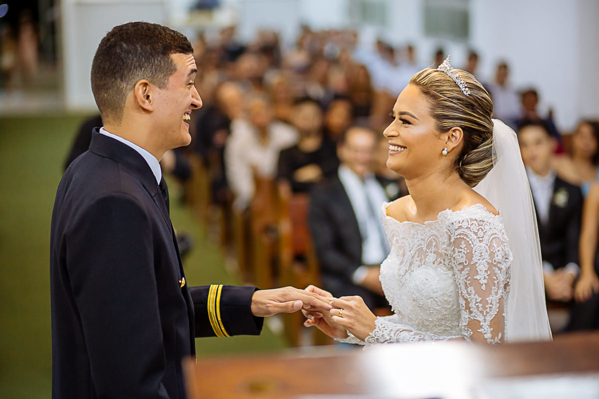 noiva colocando a aliança