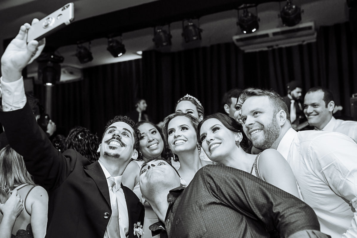 noivos titando selfie