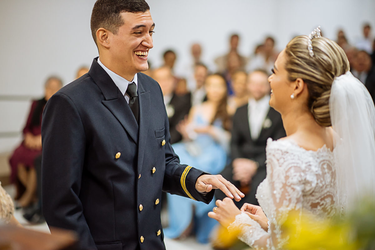 noivos se olhando durante a cerimônia