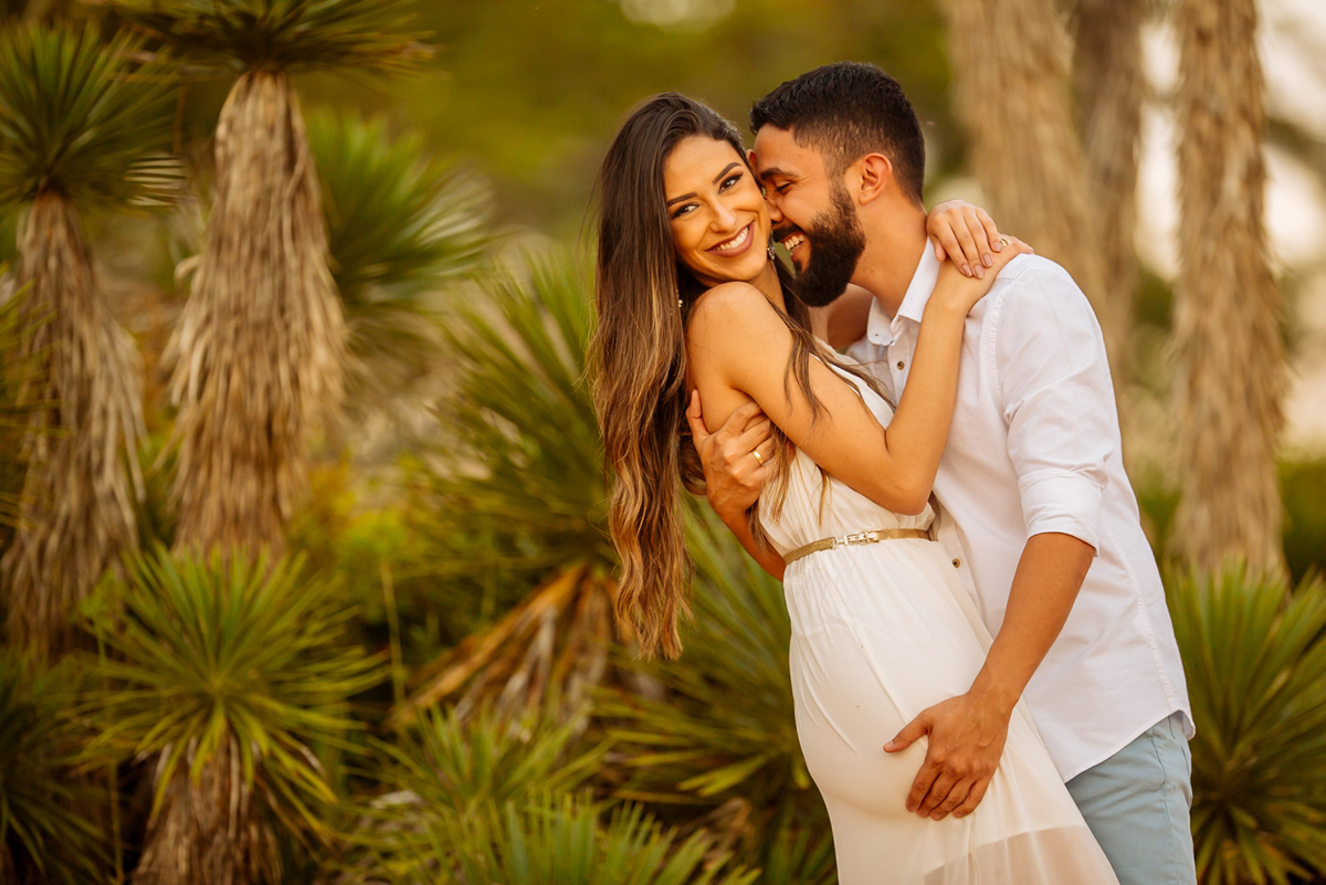 noivo beijando a noiva na praia