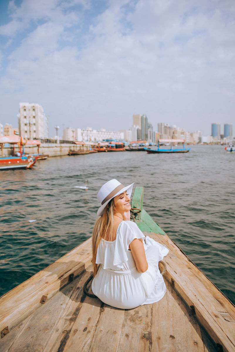 noivos no ensaio fotográfico pré-wedding em Dubai passeando de barco