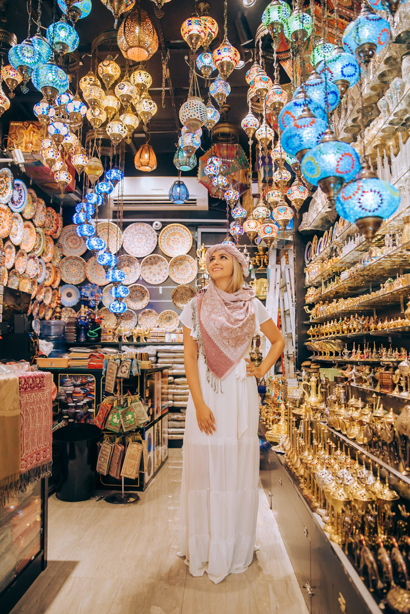 noiva no ensaio fotográfico pré-wedding em Dubai dentro de uma loja