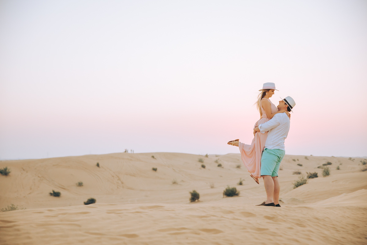 noivos no ensaio fotográfico pré-wedding em Dubai no deserto