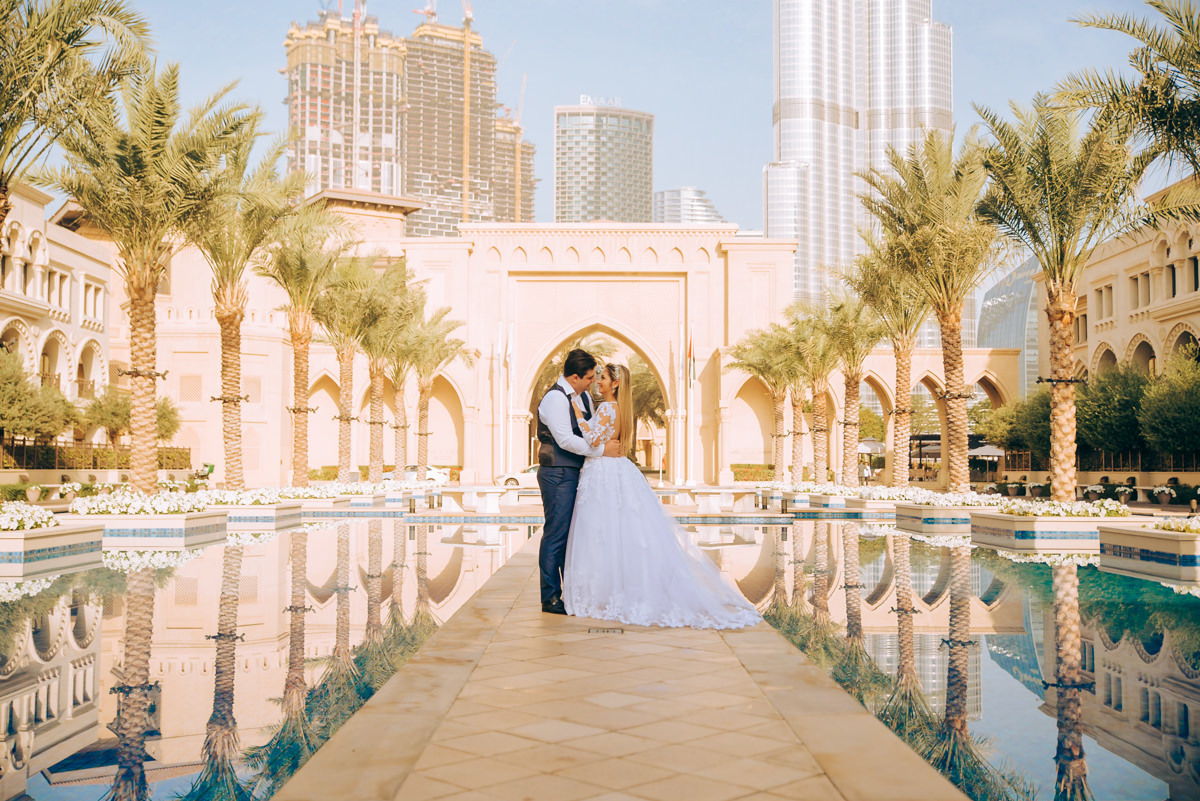 noivos no ensaio fotográfico pós-wedding em Dubai se abraçando 